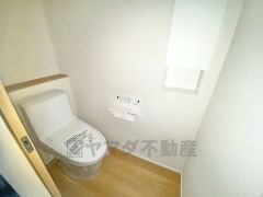 ウォシュレット、暖房便座、節電・節水機能など、使い勝手のよい高機能トイレです。 壁側には収納棚が付いています＾＾