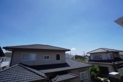 目の前に日差しを遮る建物がないので、日当たり＆風通し良好です＾＾心地よい自然の光や風を感じることができ、ほどよく開放感のある空間がつくれます。