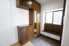 ご家族の靴をスッキリと片付けられるシューズボックス付きの玄関です＾＾スッキリと片付いた玄関は気持ちがいいです。鏡付きでお出かけ前の身だしなみチェックに便利＾＾ 