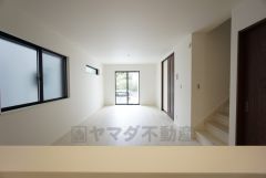 大きな掃き出し窓のあるリビングは、陽光あふれる明るい空間です。ゆったりと寛げる憩いの場となりそうです。
