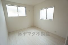 2面採光を確保した明るい室内は、風通しも良く、大変居心地の良い空間となっております。