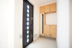 ご家族の靴をスッキリと片付けられるシューズボックス付きの玄関です＾＾スッキリと片付いた玄関は気持ちがいいです。