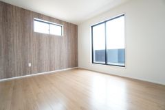 7帖。主寝室としてお使いいただけそうなこちらのお部屋は、日当たりが良く、爽やかな風を感じて起きる朝は、快適生活の始まりに。