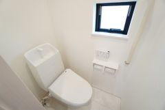 1階2階の2ヶ所にトイレがありますので、忙しい朝にも家族に気を使わず、ゆとりが生まれますね＾＾ 小窓付きで換気する時に便利です＾＾