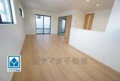 家族が集まる開放的なリビング。思い思いの時間を過ごしたり食事をしたり、素敵な団らんの場になりますね。