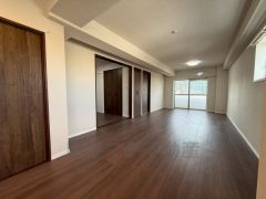 大きな掃き出し窓のあるリビングは、陽光あふれる明るい空間です。ゆったりと寛げる憩いの場となりそうです。 