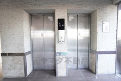 エレベーター2基完備＾＾ご高齢の方や小さなお子様がいるご家庭の方々、荷物が多い時なども上り下りがラクラクです＾＾