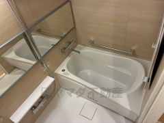 1日の疲れを癒すくつろぎのバスルーム。足を伸ばしてもゆったりと入れるサイズです。お子様と一緒にお風呂に入っても狭くないですね＾＾