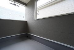 2階のインナーバルコニーは急な雨から洗濯物を守りやすく、眩しすぎる日差しも和らげます。