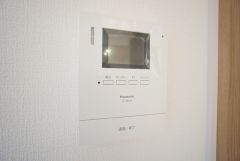 防犯性、セキュリティ対策に安心できるテレビモニター付きインターフォンです。セールスマン対策にもなり安心できます。
