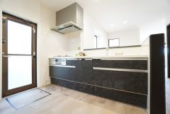 対面式キッチンなのでリビングにいるご家族とコミュニケーションを取りながら洗い物や、お料理が楽しめそうですね＾＾