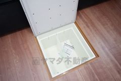キッチンに床下収納があります。長期保存ができるもの、調理器具、防災グッズを入れておくのもいいですね。