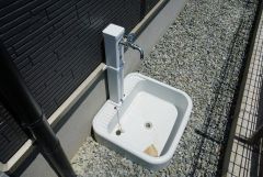 同仕様写真。外水栓付き。掃植物への水やり、お子様用のプールなど大活躍すること間違いなし。ペットを飼われているご家族様にもオススメです。