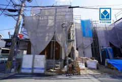 1号棟。角地＾＾ カースペース2台確保＾＾ マイカー用に、お客さま用に、余裕を持ってご利用いただけます。