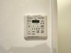 浴室暖房乾燥機付き＾＾梅雨の時期や花粉、PM2.5が酷いときなどの洗濯を干すのに重宝しそうですね＾＾