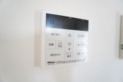 おいだき機能つきなのでお風呂に入る時間が異なるご家庭には嬉しいですね。ボタン一つで快適で便利な生活が＾＾