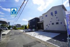 前面道路幅員も広く、車が停めやすい環境です。日当たり、風通し良好です。車もラクラク2台駐車できます。