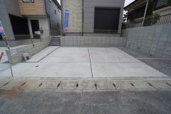 駐車スペースはゆとりある2台分を確保。マイカー用に、お客さま用に、余裕を持ってご利用いただけます＾＾