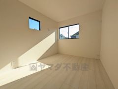 2面採光を確保した明るい室内は、風通しも良く、大変居心地の良い空間となっております。日当たりがよく、子供部屋としての利用もおすすめ。