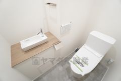 ウォシュレット、暖房便座、節電・節水機能など、使い勝手のよい高機能トイレです。 手洗いスペース付き＾＾