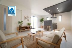 大きな掃き出し窓のあるリビングは、陽光あふれる明るい空間です。ゆったりと寛げる憩いの場となりそうです。家具はCGによるイメージ。