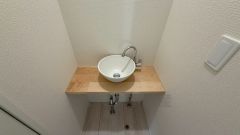 2階のトイレ横には手洗いスペースを完備＾＾2階のお掃除のときや加湿器を使う時、観葉植物に水をあげる時など動線が短くなり便利ですね＾＾