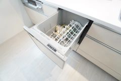 食事の後の手間を解消する食器洗い乾燥機付。冬場の洗い物で手荒れの悩みもなくなります。手洗いよりも節約できて便利。