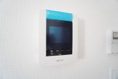 防犯はもちろん、セールスマン対策にもなるモニター付きインターホンです。お子さん1人での留守番時にも活躍しそうです。
