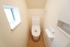 1階2階の2ヶ所にトイレがありますので、忙しい朝にも家族に気を使わず、ゆとりが生まれますね＾＾ 小窓付きで換気する時に便利です＾＾