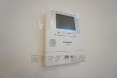 防犯性、セキュリティー対策に安心できるテレビモニター付きインターフォンです。セールスマン対策にもなり安心できます。施錠解錠がボタン一つできるスイッチ付き＾＾