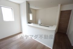 窓から光が差し込む明るいダイニングです＾＾