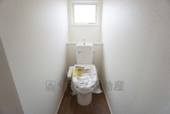 1階2階の2ヶ所にトイレがありますので、忙しい朝にも家族に気を使わず、ゆとりが生まれますね＾＾ 小窓付きで換気する時に便利です＾＾