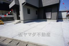 カースペースは2台分確保＾＾ご夫婦で1台ずつ所持されているご家庭も、来客時も安心ですね。並列で駐車できるのでお車を入れ替える必要もありません＾＾