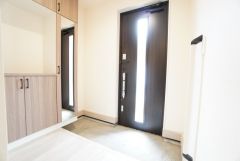 採光も考えられた明るい玄関です。たっぷり収納できるシューズボックス付きなので、家族全員の靴がきれいに整頓できます。