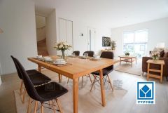 大きな掃き出し窓のあるリビングは、陽光あふれる明るい空間です。ゆったりと寛げる憩いの場となりそうです。画像はCGによるイメージ画像です。