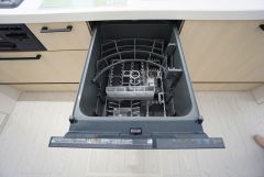 炊事時間を大幅に短縮できる食器洗浄乾燥機付きキッチンです＾＾冬場の洗い物で手荒れの悩みもなくなります。