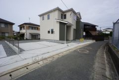 南東側約4ｍの公道に面しています。