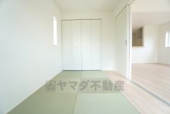 リビング隣には、ホッとできる和室を用意。客間としてはもちろん、お子様のお昼寝スペースや書斎としても活躍してくれそうです＾＾