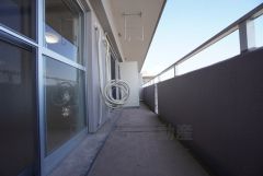 広々としたバルコニー。 天気のいい日にはお布団もまとめて干せそうですね＾＾