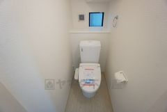 洗浄機付トイレです。節水機能もあるので、安心して使えますね。もちろん、1階2階の2ヶ所にトイレがあるので、忙しい朝にもゆとりができますね。