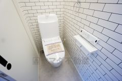 ウォシュレット付トイレです。1階2階の2ヶ所にトイレがあるので、忙しい朝にもゆとりができますね。温水洗浄便座リモコン付き。