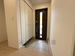 ご家族の靴をスッキリと片付けられるシューズボックス付きの玄関です＾＾スッキリと片付いた玄関は気持ちがいいです。