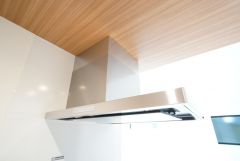 調理時の蒸気や匂いが換気扇に誘導され、効率的に排煙ができます＾＾
