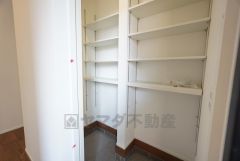 たっぷり収納できるシューズインクローク。