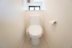 1階2階の2ヶ所にトイレがありますので、忙しい朝にも家族に気を使わず、ゆとりが生まれますね＾＾ 小窓付きで換気する時に便利です＾＾