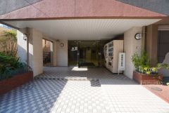 清潔感あふれるエントランス＾＾ マンション入り口は管理が行き届いているため、住む人に心地よさと安心感を与えます＾
