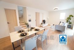 家族が集まる開放的なリビング。思い思いの時間を過ごしたり食事をしたり、素敵な団らんの場になりますね。