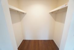 ウォークインクローゼットには扉を付けていないので部屋がより広く感じられますね。 使用頻度が少ないものは枕棚の上に、足元には3段ボックスを置いて、フル活用できますね＾＾