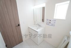 三面鏡裏収納付き洗面化粧台です＾＾ 歯磨きセットやスキンケア用品などの収納に便利ですね。