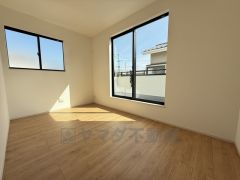 2階に約5帖のファミリースペースあり。バルコニーに面した明るい空間＾＾お子様の遊び場としてや書斎スペース、ランドリースペースとしてなど様々な使い方ができそうですね＾＾